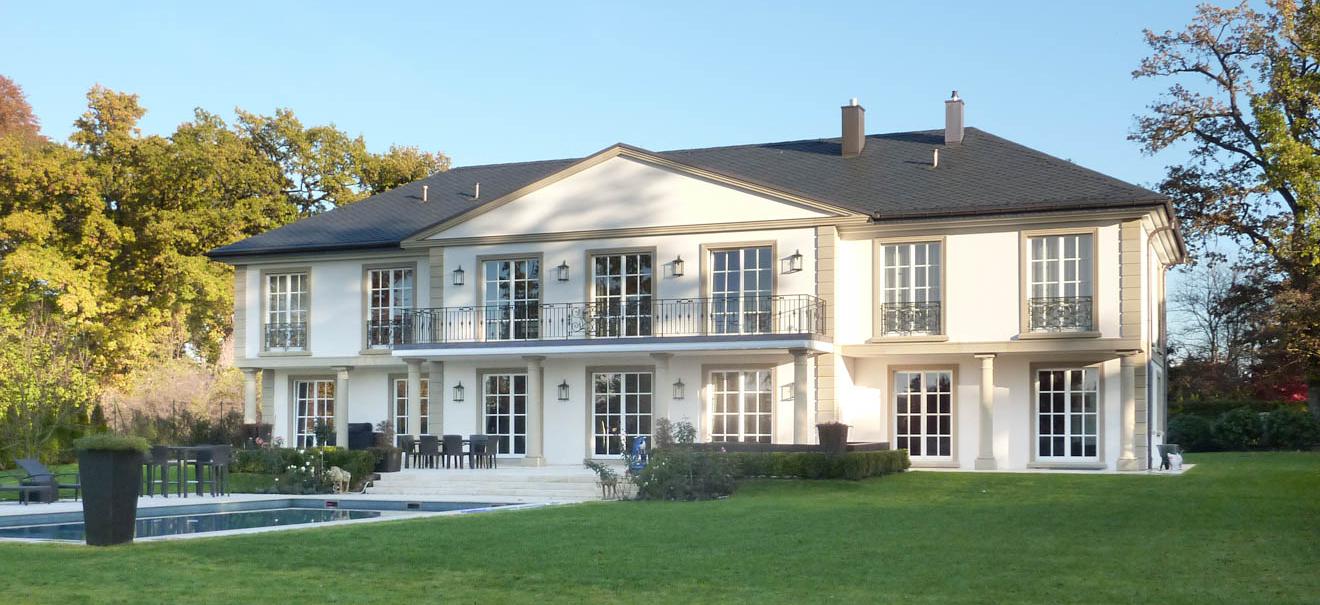 Villa mit Sandsteinelementen